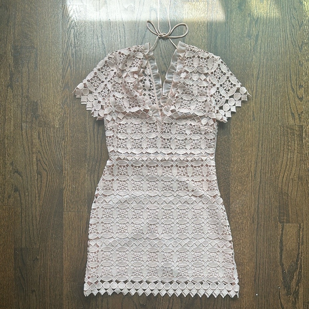 Sandro Pastel Pink Lace Sheath Mini Dress with V-neck and Short Sleeves 2